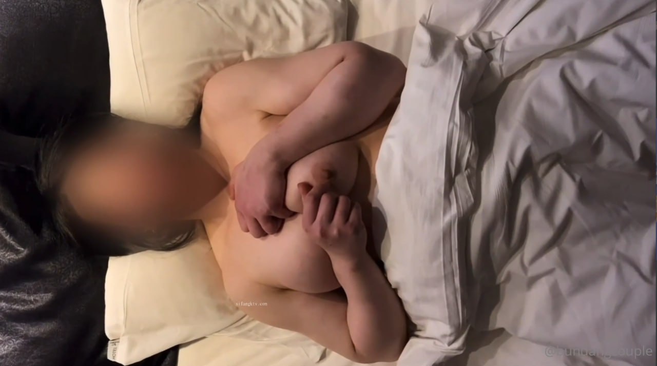探索发现约妹 娇小身材大奶嫩妹 脱下牛仔裤揉捏奶子 口交大屌奇特姿势抽插 操的妹子直